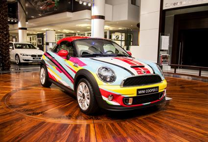 صالة عرض أبوظبي موتورز تتحوّل إلى معرض فنّي 